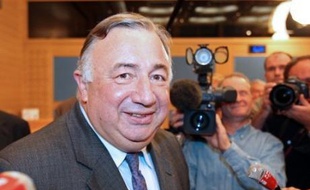 L'ex-ministre Gérard Larcher a remporté brillamment mercredi la primaire du groupe UMP pour la présidence du Sénat, balayant Jean-Pierre Raffarin, et il devrait donc, sauf coup de théâtre, accéder le 1er octobre à ce poste très convoité.