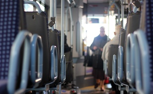 Illustration d'une femme à bord d'un bus, ici à Rennes.