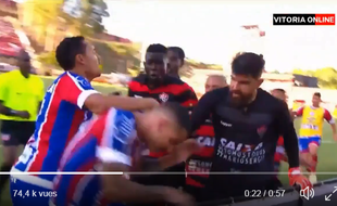 Une bagarre générale éclate lors d'un match de foot régional au Brésil.