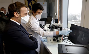 Emmanuel Macron en visite à l'Institut Gustave Roussy, spécialisé dans la lutte contre le cancer, le 4 février 2021.