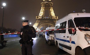 A Pais le 30 mars 2013, la tour Eiffel était évacuée à la suite d'un appel anonyme faisant craindre un attentat.
