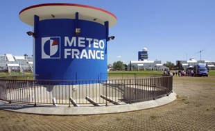 Météo France a lancé dimanche en fin d'après-midi un avis de très fortes vagues et une élévation temporaire du niveau de la mer pouvant submerger certaines parties du littoral girondin de lundi après-midi à mercredi matin, a annoncé la préfecture dans un communiqué.