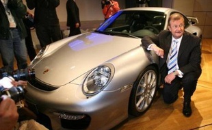 Le patron du groupe automobile allemand Porsche, Wendelin Wiedeking, s'est redit prêt mardi à augmenter sa part dans Volkswagen, tout en invitant le premier constructeur automobile européen à être prêt à se remettre en question pour rester compétitif.