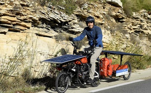 Jérôme Zindy et son fameux vélo doté de panneaux solaires.