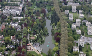 Le 7 mai 2012. Vues ariennes de la mtropole lilloise depuis une montgolfire. ici le Parc Barbieux Roubaix.