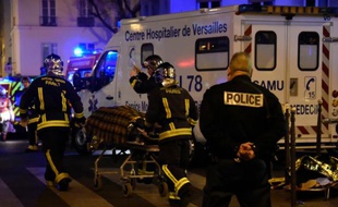 Des pompiers évacuent une personne blessée lors de l'attaque terroriste contre la salle du Bataclan, le 13 novembre 2014 à Paris