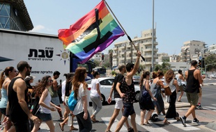 Des manifestants israéliens marchent après le passage d'une loi interdisant le recours à la GPA aux pères célibataires et aux couples homosexuels, le 22 juillet 2018 à Tel-Aviv.