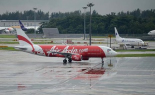 Un avion taxi de la compagnie d'Air Asia le 29 décembre 2014 sur le tarmac de l'aéroport international de Changi à Singapour