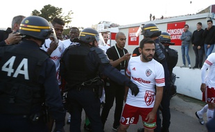 Le capitaine de l'AC Ajaccio Yohann Cavalli entouré par des CRS.