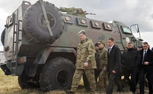 Le président ukrainien Petro Prochenko inspecte du matériel de l'armée, dans la banlieue de Kiev, le 4 avril 2015