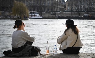 Deux personnes sur les bords de Seine à Paris, le 20 février 2021.