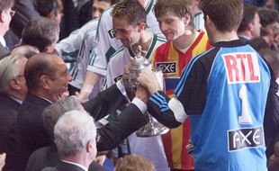 Le capitaine de Calais, Réginald Becque, reçoit la Coupe de France 2000 en compagnie de Mickaël Landreau (FC Nantes) de la main de Jacques Chirac, président de la République.