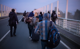 Des migrants mineurs se rendent vers la «jungle» de Calais, en octobre 2016.