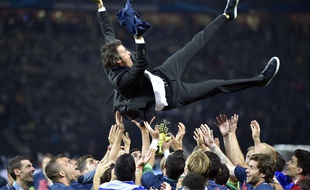 Luis Enrique porté en triomphe par ses joueurs, après la victoire du Barça en Ligue des champions, le 6 juin 2015.