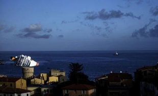 Une nouvelle brèche a été faite lundi avec des charges explosives dans l'épave du Concordia pour rejoindre le pont où se trouvaient les restaurants dans l'espoir de trouver des corps de disparus alors qu'une décision était attendue sur le pompage du carburant.