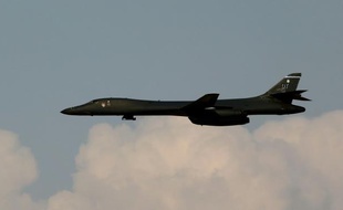 Un bombardier américain Rockwell B-1 Lancer en démonstration, le 18 novembre 2013, lors du salon aéronautique de Dubai