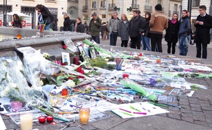 Objets déposés place Royale en hommage aux victimes des attentats parisiens.