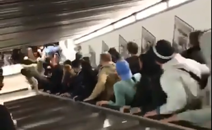 L'escalator fou a accéléré avant de s'arrêter brutalement
