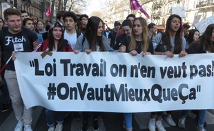 Lycéens et étudiants manifestent contre le projet de loi El Khomri, le 17 mars 2016 à Paris.