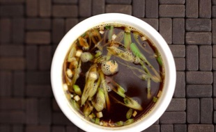 Un bol de soupe miso.