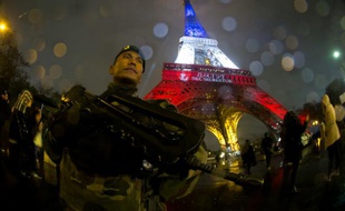 Un soldat français en patrouille au pied de la tour Eiffel à Paris, le 17 novembre 2015