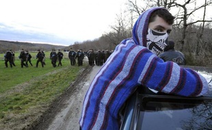 Des gendarmes français bloquent une route à Lisle-sur-Tarn menant au site du barrage de Sivens occupé par des Zadistes le 4 mars 2015