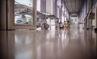 Dans les couloirs de l'hôpital Bicêtre AP-HP, Paris, France.