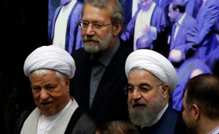 L'ancien président l' Ayatollah Akbar Hashemi Rafsanjani, le président du Parlement Ali Larijani et le président Hasan Rouhani le 28 mai 2016 au Parlement à Téhéran
