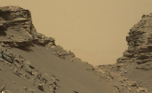 La Nasa a publié le 9 septembre 2016 sur le compte Twitter de son robot explorateur Curiosity une sélection de nouvelles photos récemment prises sur la planète Mars par la machine de l'agence spatiale américaine.