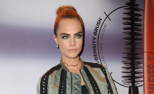Cara Delevingne lors du lancement, à Londres, du mascara Scandaleyes Reloaded de Rimmel