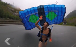 Il saute en parachute complètement nu - Le Rewind (vidéo)