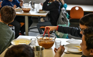 Des enfants mangent un plat végétarien dans une école de Saint-Denis-D'Oléron, le 22 février.