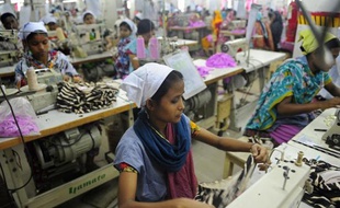Des ouvrières dans un atelier textile au Bangladesh, en 2012