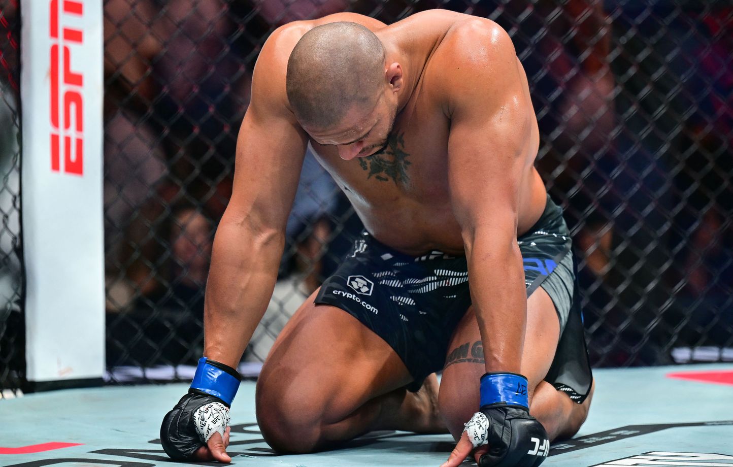 UFC : Ciryl Gane maudit, son combat pour le titre contre Aspinall arrêté au 1er round