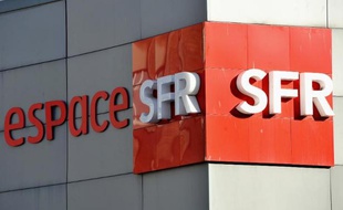 Le logo de SFR sur un magasin du groupe, le 1er avril 2014