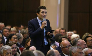 Le maire Front national de Beaucaire Julien Sanchez pose des questions aux membres du gouvernement pendant une réunion d'information sur l'accueil des réfugiés le 12 septembre 2015