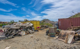 Dimanche 22 juillet, une quarantaine de benevoles se sont mobilises pour nettoyer un etang qui avait ete ravage par l'ouragan Irma. Ce sont des centaines de toles et des milliers de dechets divers qui se sont retrouvees dans cet etang. Fin septembre, le président se rendra aux Antilles, an un après la catastrophe.