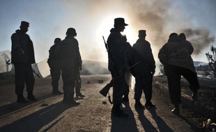Neuf policiers afghans ont été tués par des talibans aidés par un policier infiltré lors d'une attaque de nuit dans le sud de l'Afghanistan, ont annoncé jeudi les autorités locales.