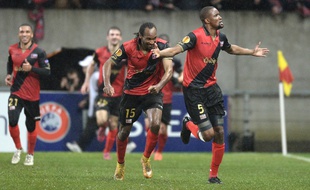 La joie de Moustapha Diallo après avoir marqué le 2e but de Guingamp contre Kiev (2-1) en 16e de finale aller de la Ligue Europa, le 19 février 2015.