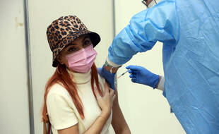 Une femme qui se fait vacciner à Bucarest, le 23 octobre 2021.