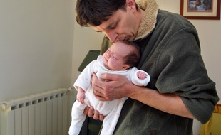 Un jeune papa avec sa fille, ici en 2002, lors de l'institution du congé paternité. (archives)