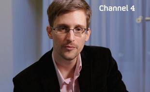 Portrait de l'ex collaborateur du renseignement américain Edward Snowden, datant du 24 décembre 2013 à partir d'une capture d'écran sur la chaîne de télévision Channel 4