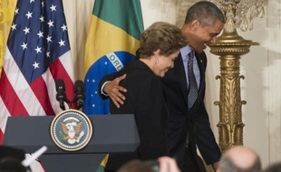 Le président américain Barack Obama et la présidente du Brésil Dilma Rousseff quittent la salle après une conférence de presse à Washington à la Maison blanche le 30 juin 2015