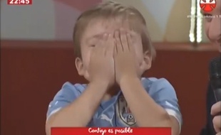 Un enfant ému après des messages de Neymar, Messi et Suarez lors du Téléthon uruguayen.