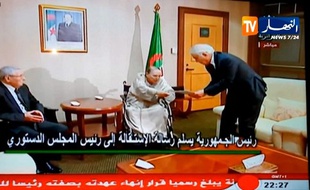 Abdelaziz Bouteflika a remis sa démission ce mardi sa lettre de démission au président du Conseil constitutionnel Tayeb Belaiz, en présence d’Abdelkader Bensalah, président du Conseil de la nation.