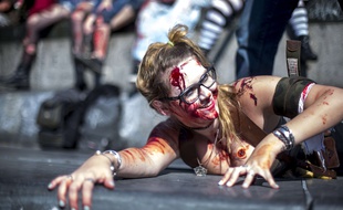 Une participante à la « Marche des zombies », samedi à Paris