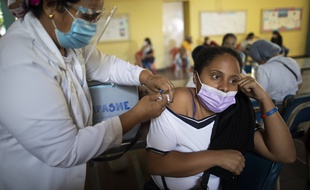 Une enseignante reçoit une dose de vaccin Sinopharm, à Caracas le 25 mars 2021.