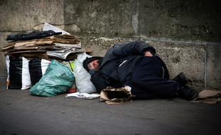 Un sans-abri dort dans une rue de Paris le 10 mars 2016