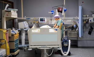 Une infirmière s'occupe d'un patient dans une salle de réveil à l'hôpital cardiologique de Lille, le 13 avril 2013
