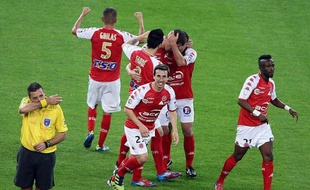 Reims, 2e, a quasiment les deux pieds en Ligue 1 après son succès à domicile face à Monaco (2-0) qui le met, sauf improbable retournement de situation, hors de portée du 4e, Clermont